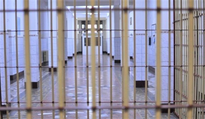Caz inedit! Și-a ucis soțul, iar pentru a scăpa de închisoare s-a înjunghiat de mai multe ori