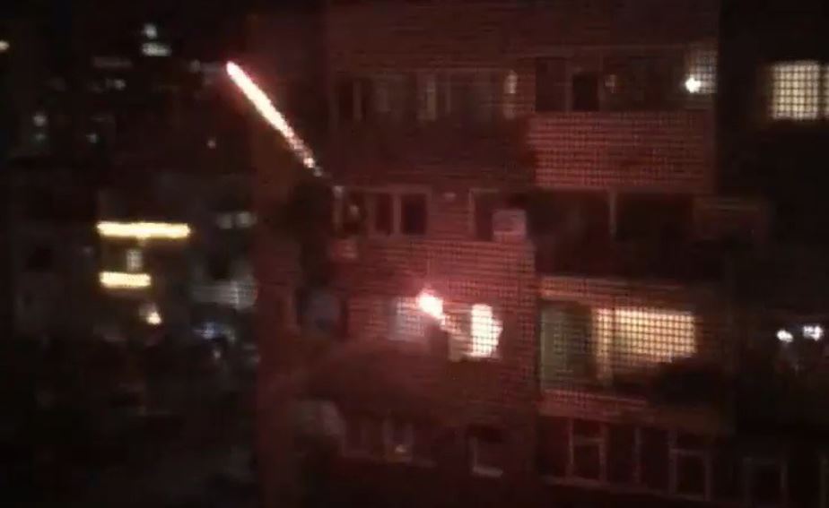 Scene incredibile în Constanța: un locuitor din cartierul Tomis a aruncat cu artificii pe geam