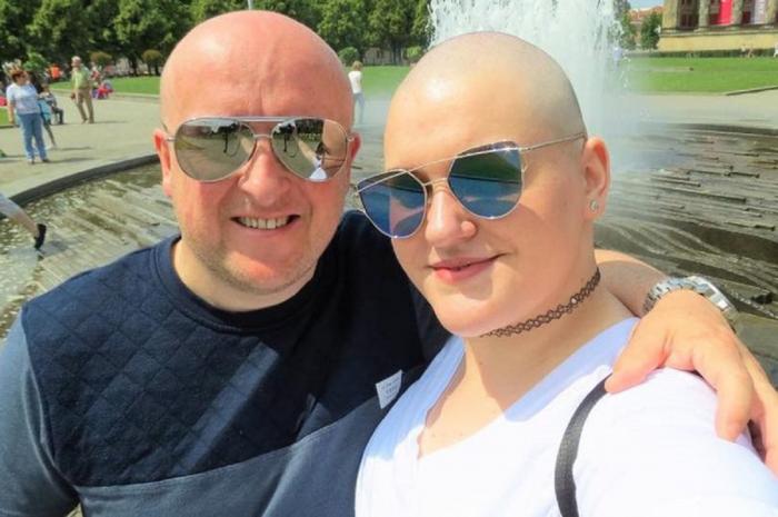 O tânără de 29 de ani a fost condamnată la închisoare, după ce s-a ras în cap și s-a prefăcut bolnavă de cancer ca să facă rost de bani pentru nunta mult visată