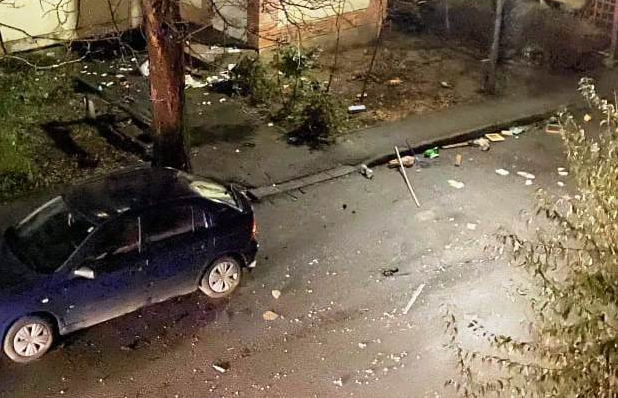 A aruncat tot ce a găsit în casă pe geam şi a distrus maşinile din faţa blocului