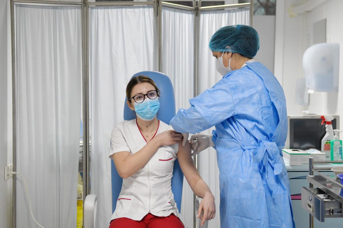 Declarațiile asistentei căreia i s-a administrat primul vaccin anti-covid din România: „Este cel mai nedureros pe care l-am făcut vreodată”