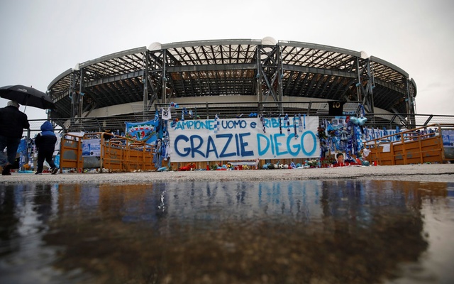 Stadionul lui Napoli a primit numele lui Maradona