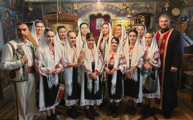 În această imagine, preotul Vasile Daniel Mitu este alături de grupul de copii “Datina” © Facebook / Flory Vişan