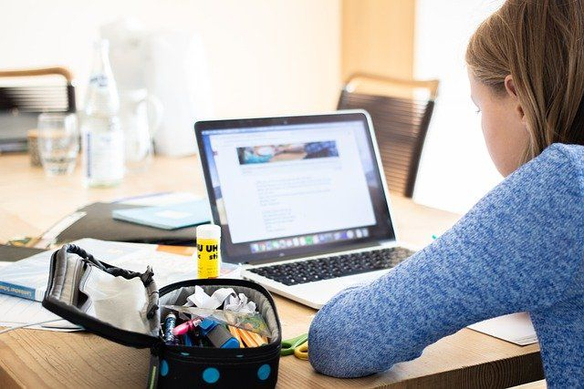 Hotărârea CNSU care prelungește școala online! Elevii nu se întorc în clase până după vacanța de iarnă