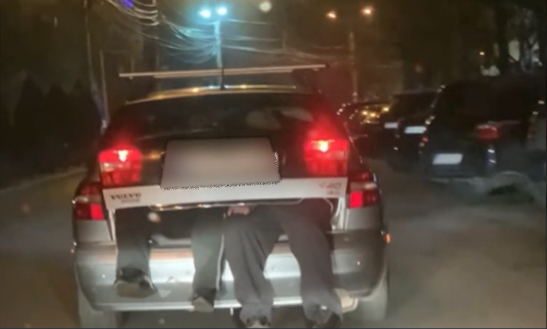 O șoferiță și-a cărat șoțul beat în portbagaj! Ce s-a întâmplat după ce imaginile au ajuns pe Facebook