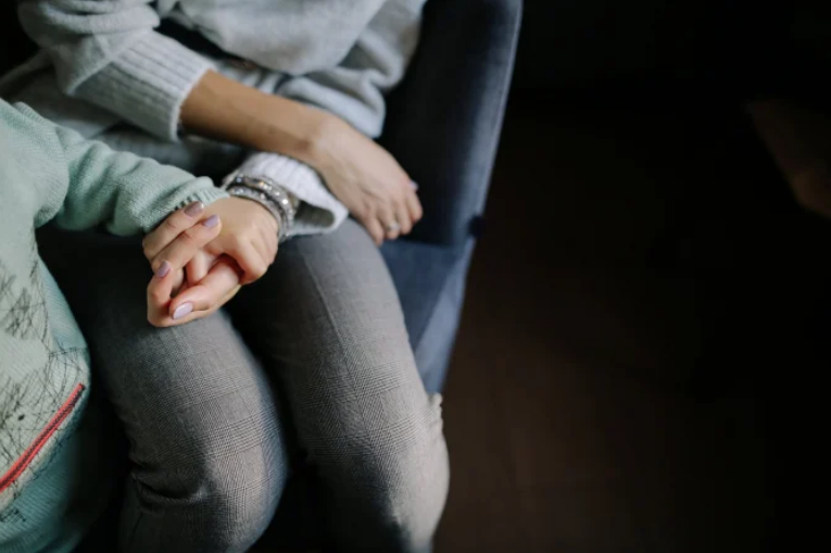 Coșmarul unei românce de 28 de ani: bătută și violată de soț, a devenit sclava celor care au salvat-o