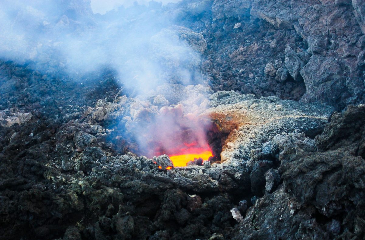 Cel mai activ vulcan din Europa a erupt de două ori într-o singură săptămână. Imagini spectaculoase din Italia. VIDEO