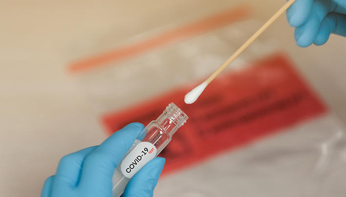 Primul pacient cu noua tulpină de coronavirus în România. Cum se simte femeia infectată