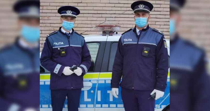 Ei sunt polițiștii-eroi! Au sărit într-un lac înghețat ca să salveze un bărbat de la înec