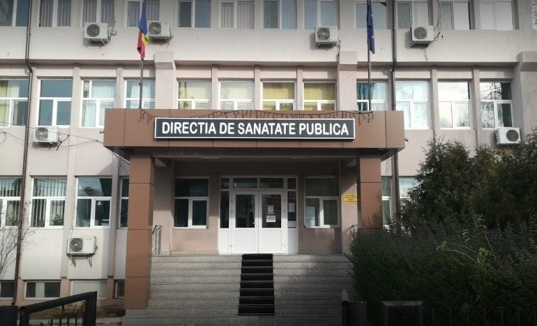 Haos la programaraea vaccinării anti-COVID în Dâmbovița. Numere de telefon încurcare și erori ale sistemului informatic