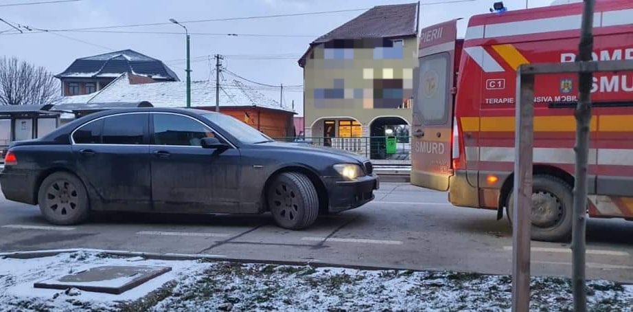 Ambulanță care urma să preia o persoană în comă, blocată de un șofer în Arad