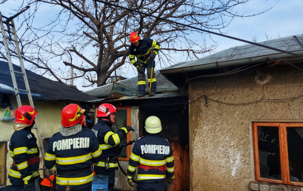 Incendiu de proporții la o casă din Giurgiu, după ce o tânără a încercat să aprindă focul în sobă