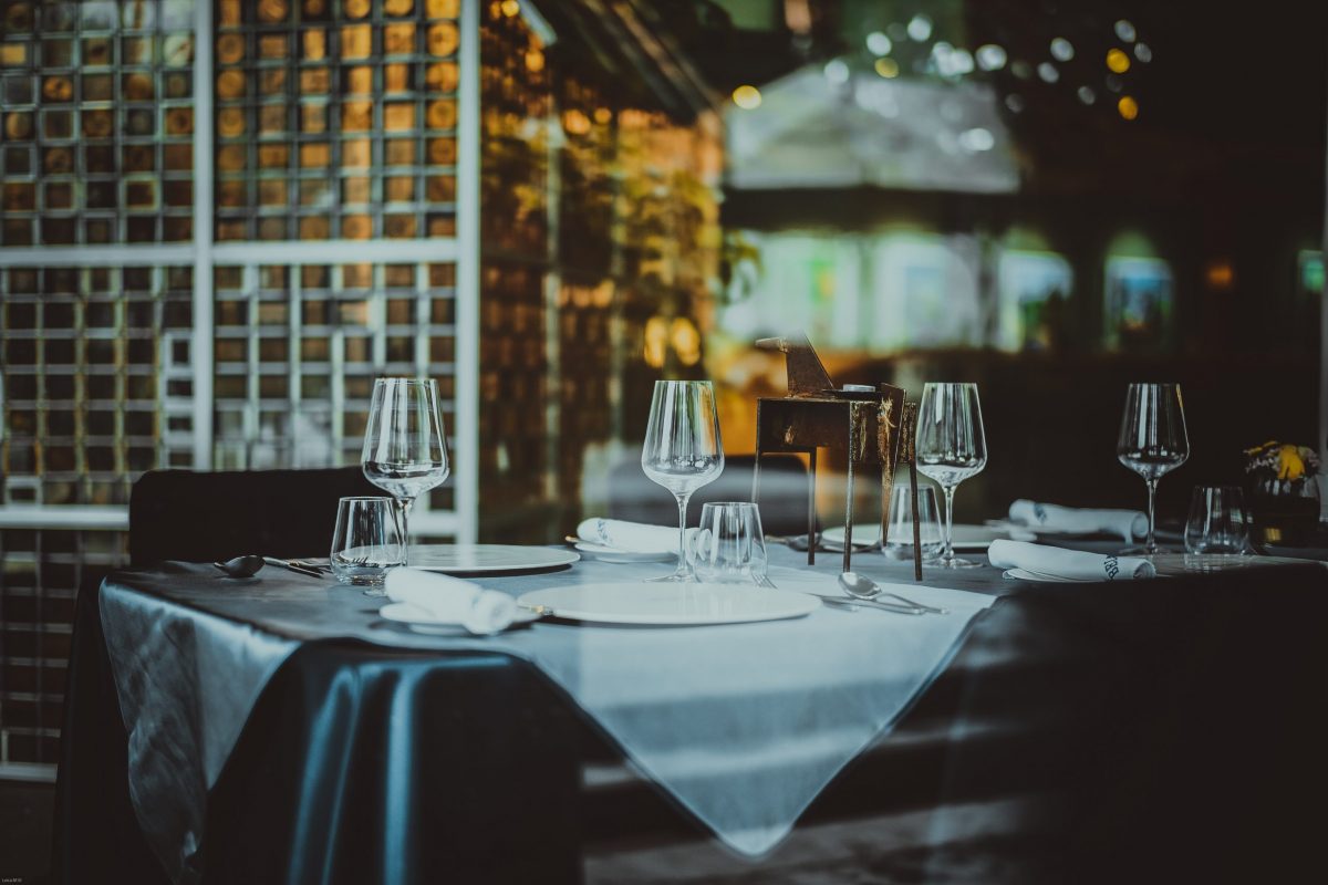Începând de luni se redeschid restaurantele, barurile, cinematografele și sălile de jocuri din București
