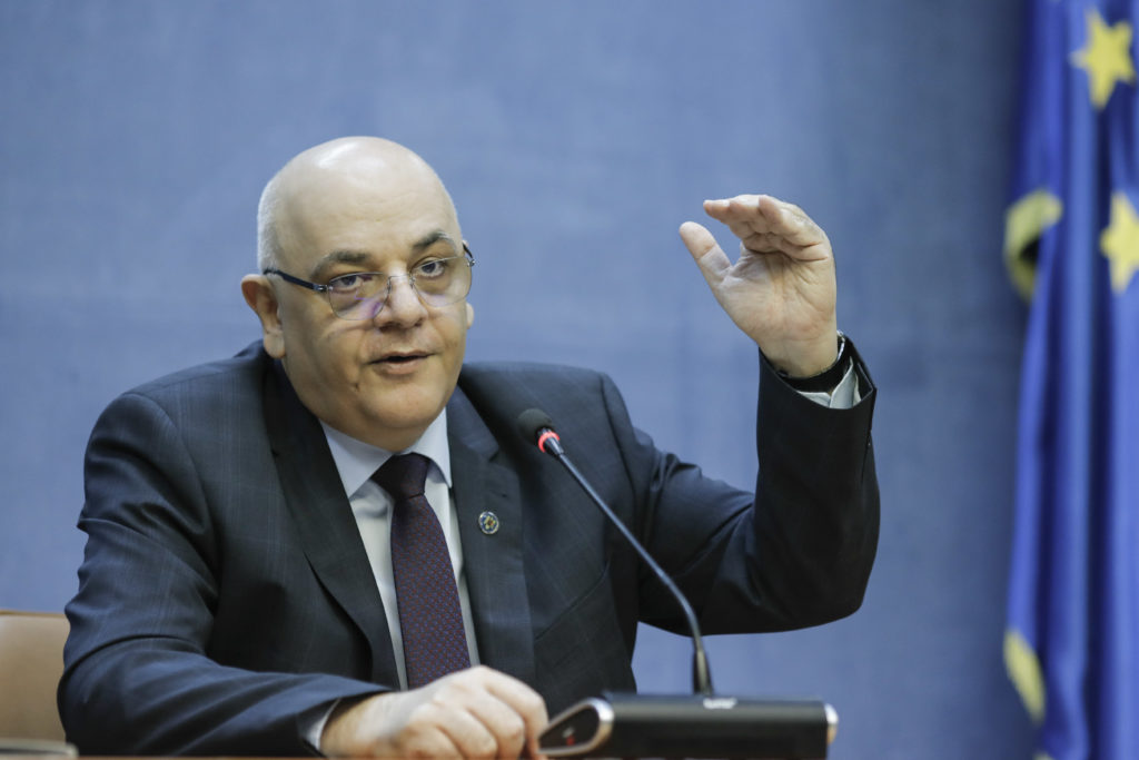Controversa consumului de alcool și a vaccinării anti-COVID. Ce spune Raed Arafat