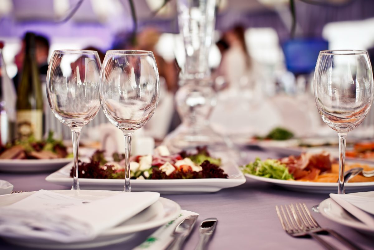 Restaurantele pot rămâne deschise până la ora 23. Prefectul Traian Berbeceanu își cere scuze: ”A fost o eroare”