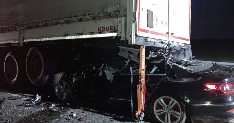 Un tânăr de 25 de ani a murit, după ce a intrat cu mașina sub un TIR