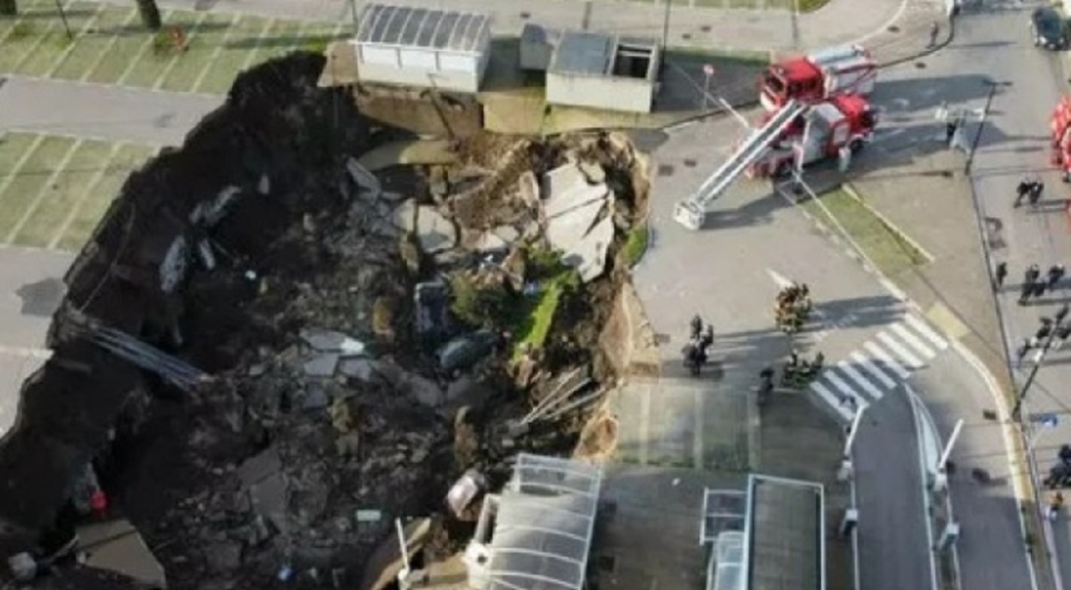 Imagini șocante! Mai multe mașini au fost înghițite de un crater uriaș, format în curtea unui spital din Napoli
