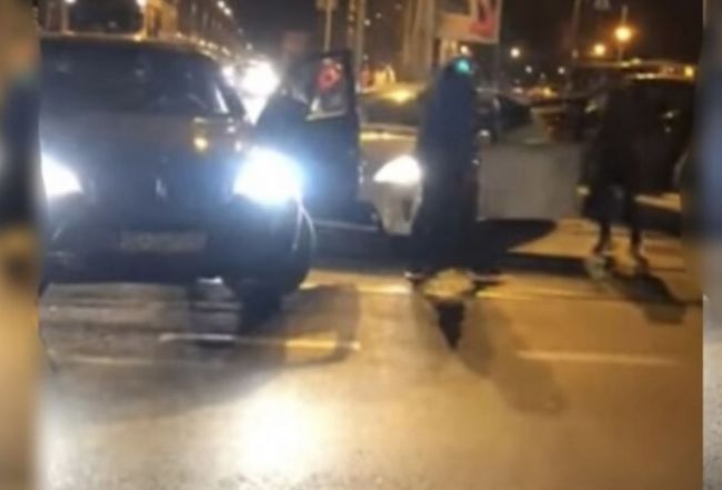 Un bețiv din Botoșani a trecut pe post de polițist și a început să dirijeze circulația! Șoferii nu au scăpat neînjurați
