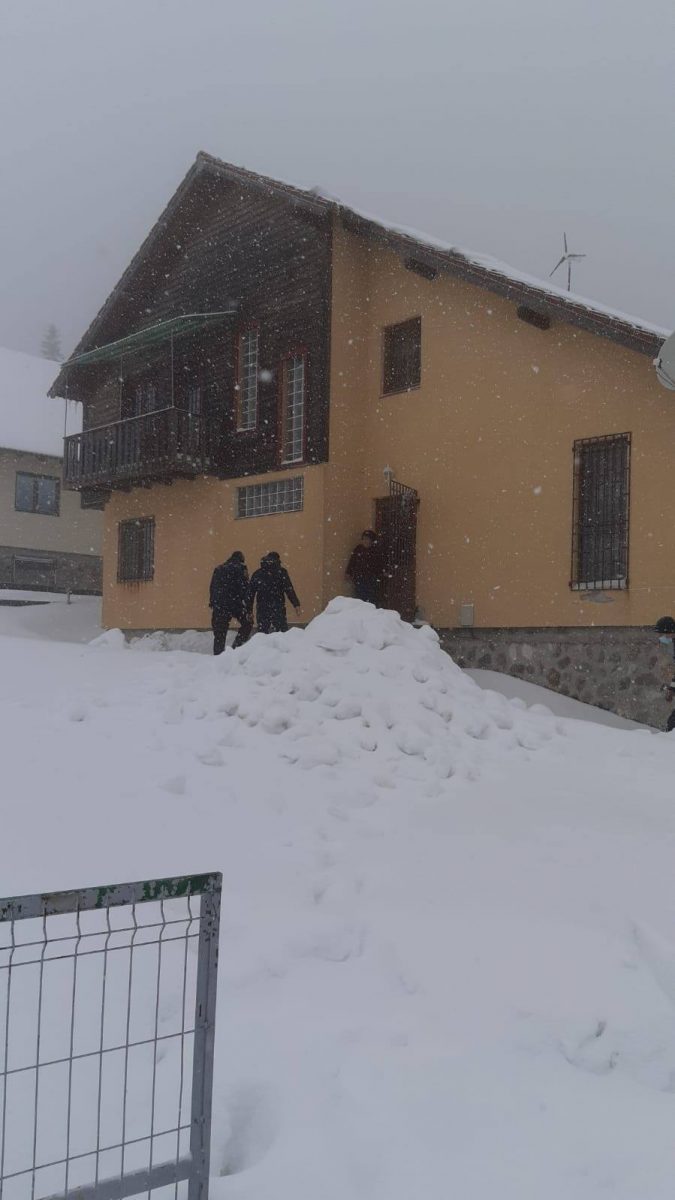 Fără curent și fără căldură la cabană în vârf de munte. 36 de oameni au fost salvați de jandarmii și polițiștii din Horezu