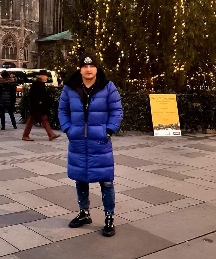 Un tânăr din Vaslui, căruia Florin Salam și alți maneliști îi făceau dedicații speciale în clipuri, a fost găsit fără suflare în locuința din Viena