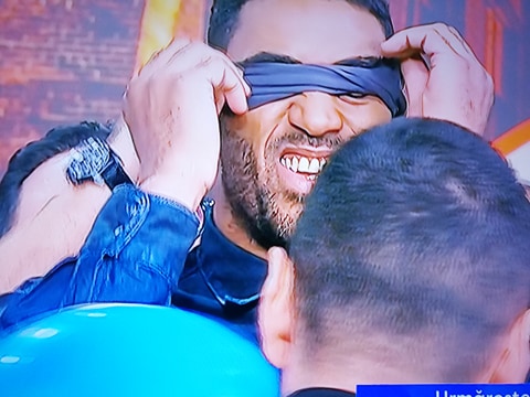 Imagini demențiale cu Benny Adegbuyi! E legat la ochi și sparge baloane cu chipul lui Badr Hari