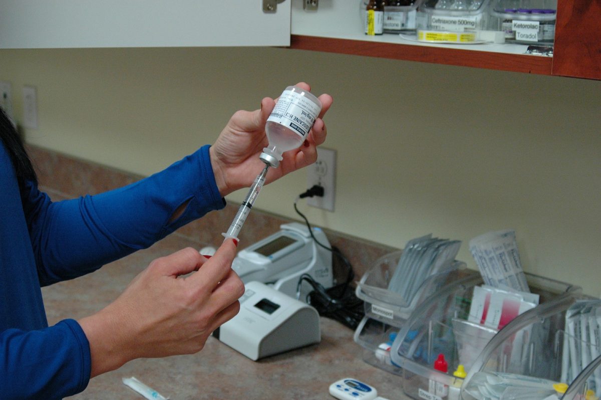 Se pot vaccina împotriva COVID-19 pacienții care au astm bronșic? Explicația unui renumit medic din România
