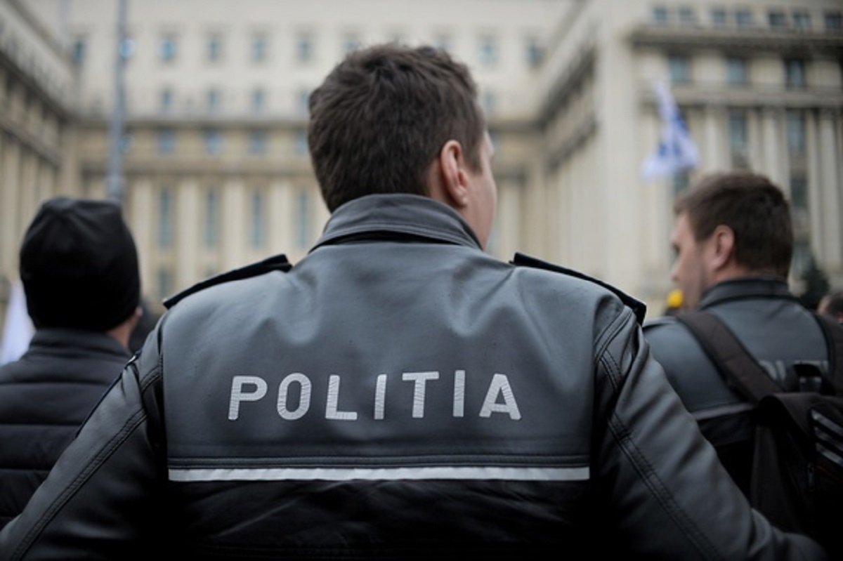 Imagini șocante. Un polițist din Vaslui s-a afișat în lenjerie intimă pentru femei, cu un morcov introdus într-o zonă intimă