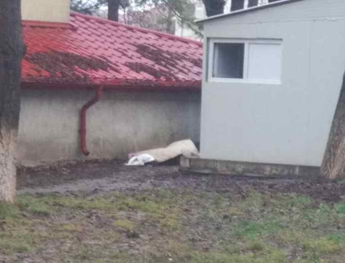 O femeie decedată a zăcut ore bune în curtea Spitalului Județean Botoșani până când cineva a anunțat poliția 