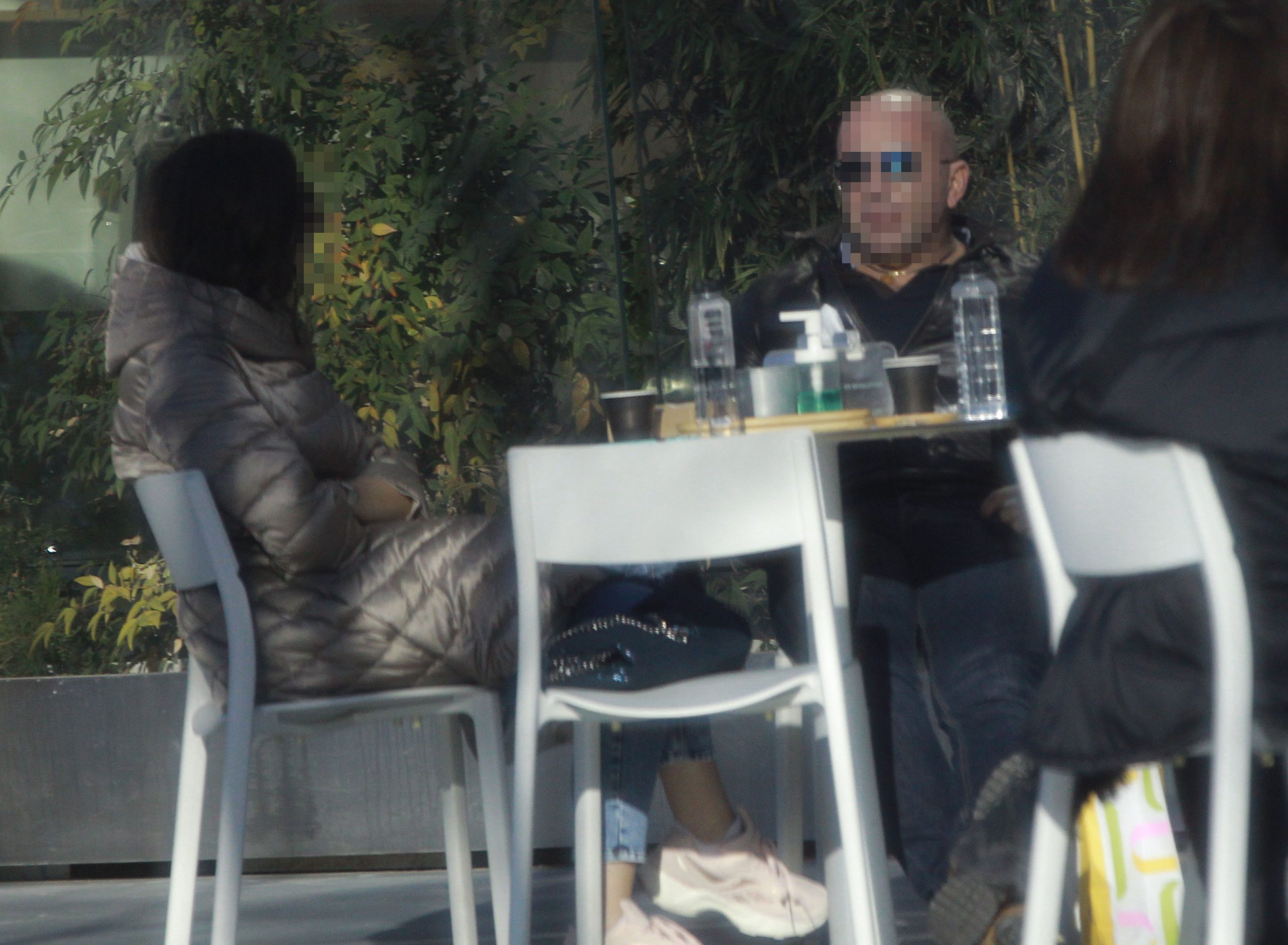 Logodnicul Roxanei Nemeș a fost surprins zilele trecute în compania unei prietene, alături de care a savurat o cafea și a băut apă plată © CANCAN.RO