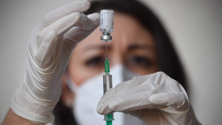 Suspiciune de șoc anafilactic după vaccinul anti-COVID, la Cluj. O angajată a unui cămin de vârstnici din Gherla a fost transportată de urgență la spital