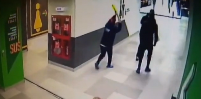A încercat să violeze o femeie în toaleta unui mall din Capitală! Agresorul a fost reținut de către polițiști