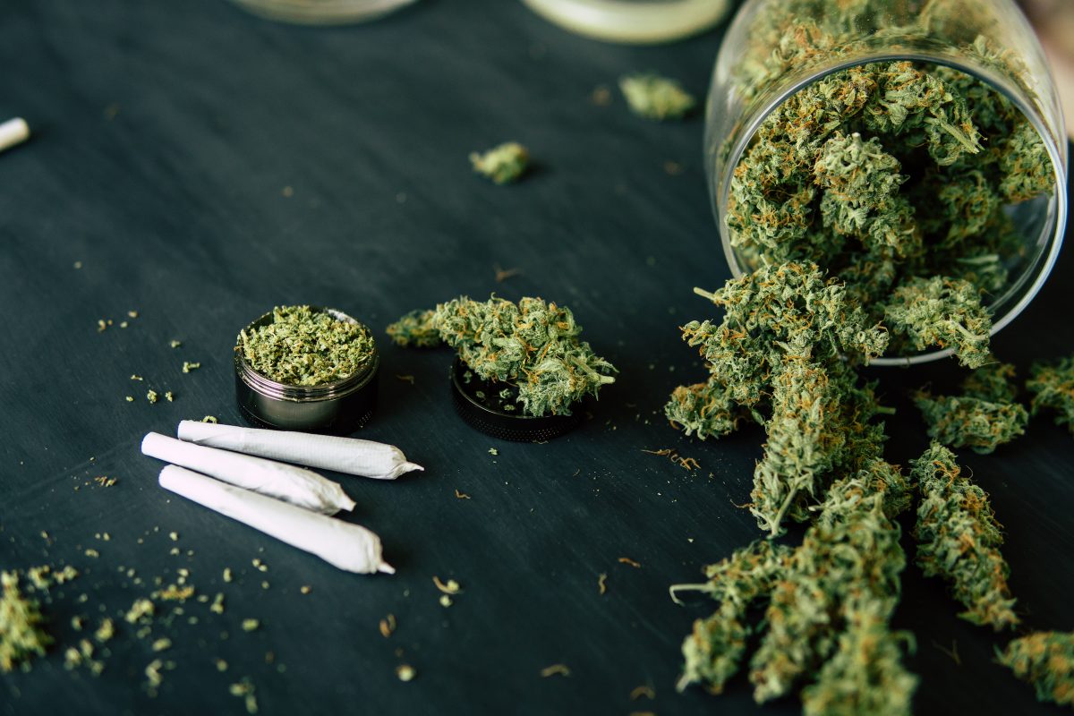 Dealerul de droguri din Iași care le-a tras clapa oamenilor legii: ”Ține-mi și mie cannabisul ăsta, că vine Poliția!”