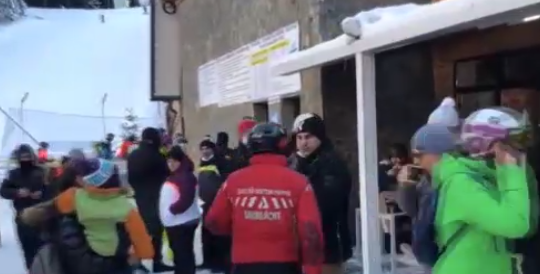 Scandal pe pârtia Kalinderu, Bușteni. Mai mulți turiști au atacat cu bulgări și vin fiert o ambulanță, venită la un copil rănit, pentru că îi deranja sunetul sirenei