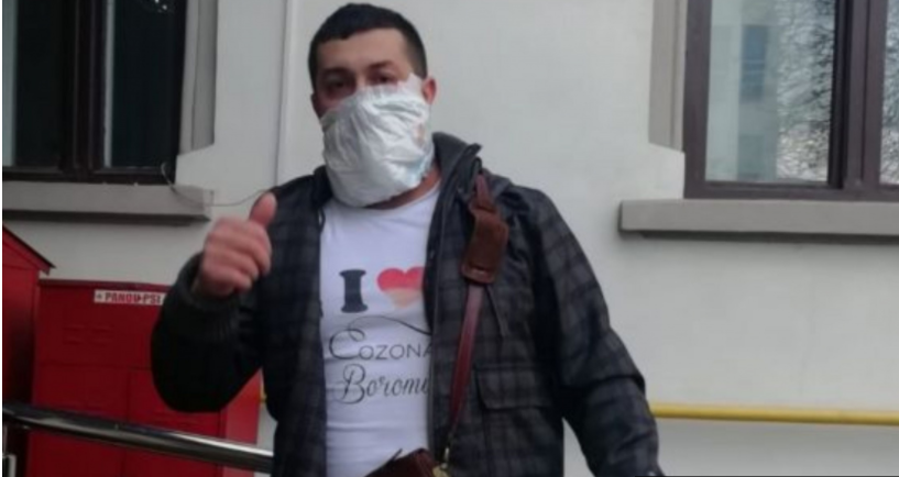 Imaginea care a devenit virală! Un bărbat din Târgu-Jiu a folosit un pampers ca mască de protecție