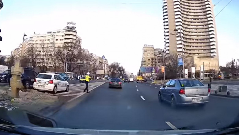 O filmare din trafic a devenit virală pe internet, după ce o polițistă a oprit în intersecție un șofer nevinovat