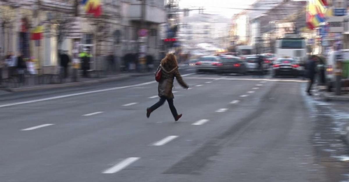 A traversat strada printr-un loc nemarcat, dar a scăpat de amendă! Care a fost scuza pe care a folosit-o