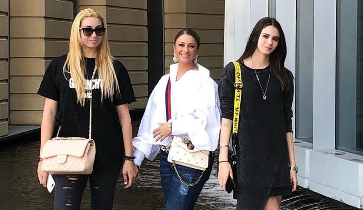 Imagine Stire Sarah şi Rebeca Prodan, reacţii surprinzătoare după ce Laurenţiu Reghecampf a anunţat că divorţează de Anamaria | 2review.ro