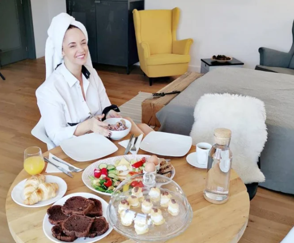 Andreea Marin luptă cu kilogramele. Prezentatoarea are o rețetă de dietă și pentru pâine…