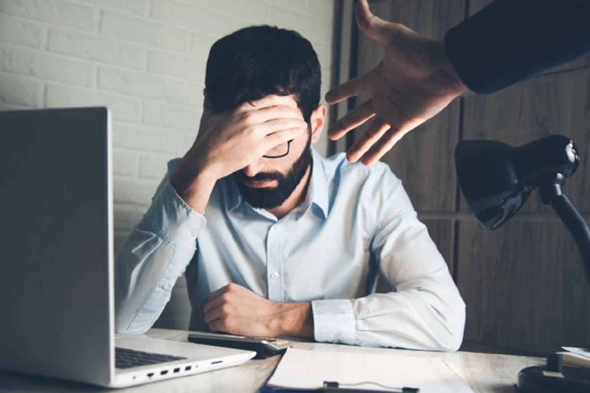 Bancul zilei | Angajatul: Șefu`, m-ați chemat? Șeful: Da, du-te repede la baie și…Continuarea întrece orice imaginație!