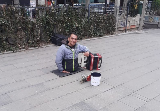 Viorel, vloggerul tăiat de tren, filmări interzise din dormitor. Iubita lui, impresionată până peste cap: „E un pitbull”