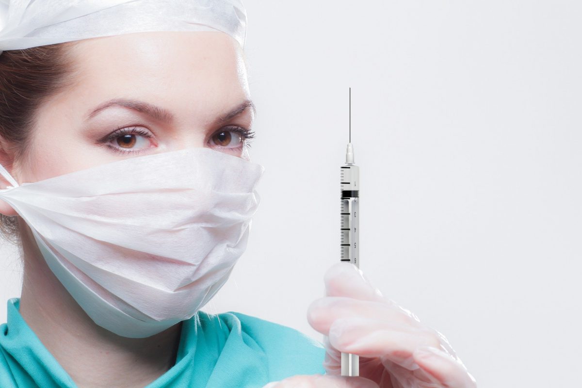 De ce poate fi un atu să te vaccinezi anti-COVD-19, chiar când ai o formă ușoară a bolii? Explicațiile unui medic român