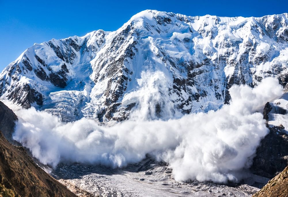 BREAKING! Avalanșă în munții Bucegi. O persoană a fost îngropată în zăpadă, iar salvamontiștii se luptă să o salveze