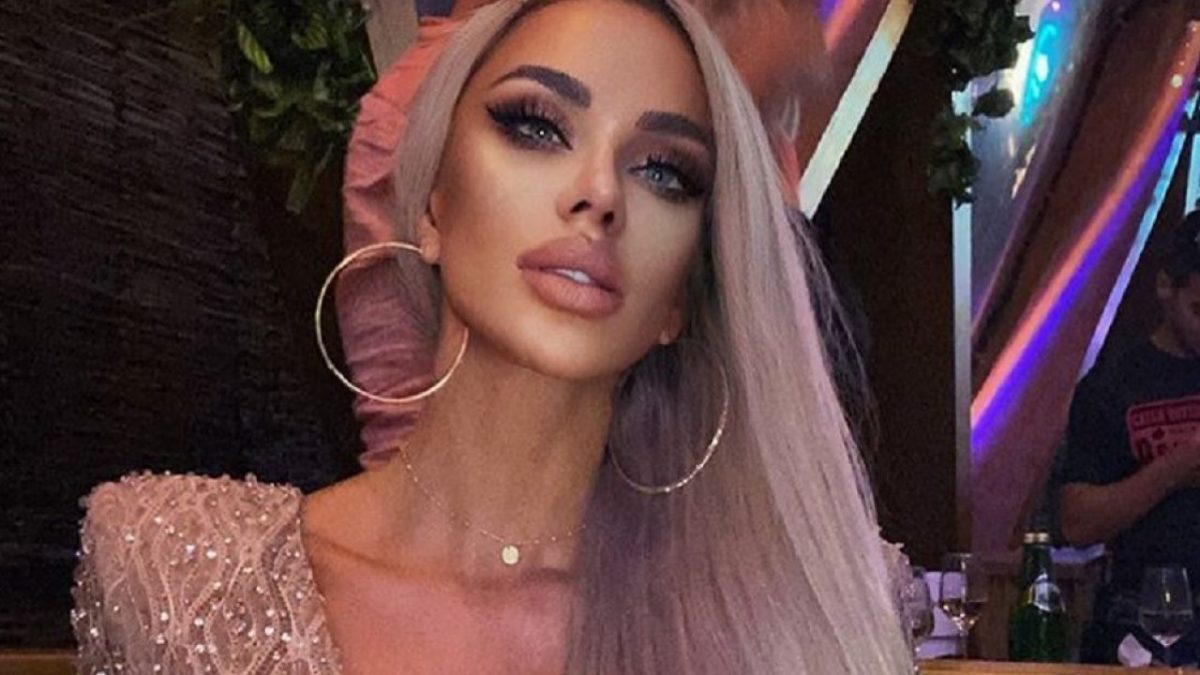 Incredibil, dar adevărat! Ce măsură poartă Bianca Drăgușanu la pantof. Diva trăiește pe picior mare