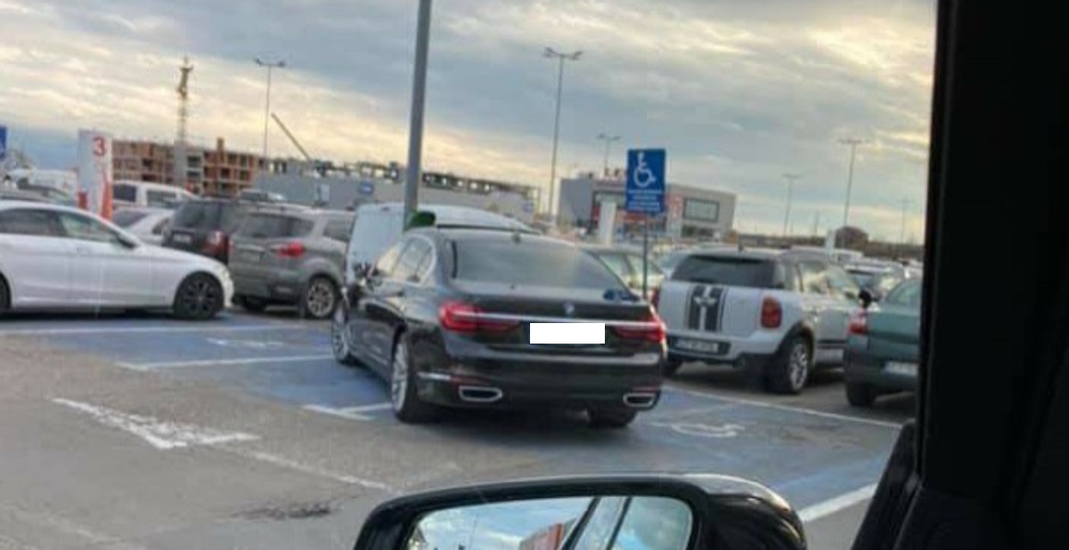 Din seria: ai parcat ca un #*%. Un șofer „dă” BMW a ocupat 3 locuri destinate persoanelor cu dizabilități
