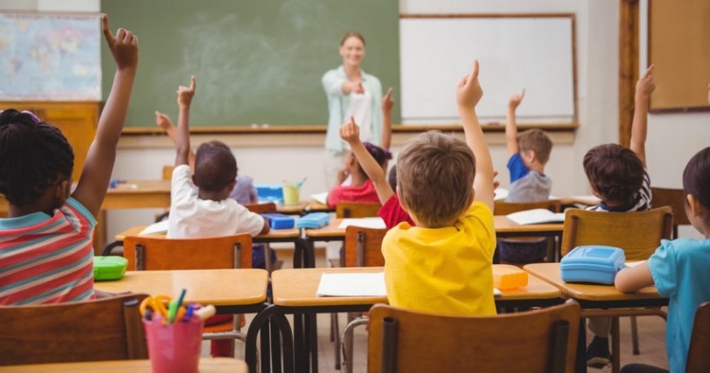 Școala începe de luni! Când sunt programate vacanțele + Anunțul ministrului Educației