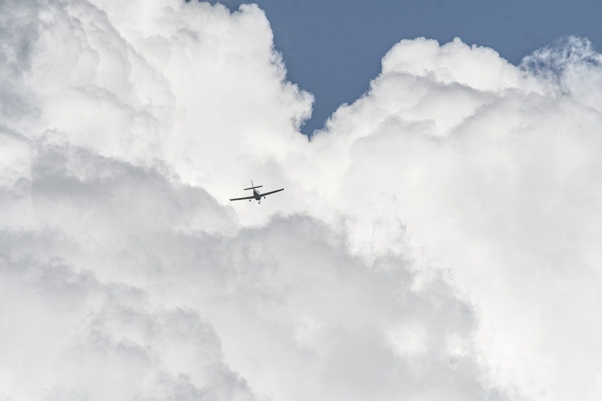 Incident șocant! Un avion plin cu români a fost lovit de fulger. Aeronava a aterizat de urgență la Roma