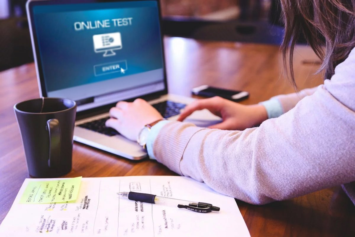 Elevi revoltați pentru că au primit un test online la ora 22:41! „Doamnă, majoritatea dorm la ora aceasta”