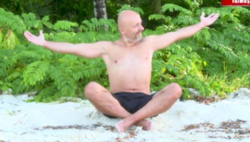 Costi Ioniță și-a uimit colegele de la Survivor cu metoda lui de meditație ”Cum să te pui în cap, dezbrăcat, să-ți atârne toate chestiile invers…”