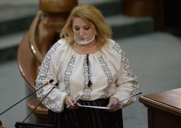 Șoșoacă l-a sfidat pe Zelenski! Senatoarea a ieșit din sala de plen când președintele Ucrainei și-a început discursul: ”Suntem bătaia lui de joc!”