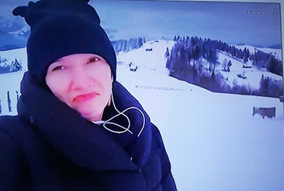 Lora s-a tăvălit de râs când a văzut-o pe Adela Popescu pe sanie, pe derdeluș: ”Leșin!”